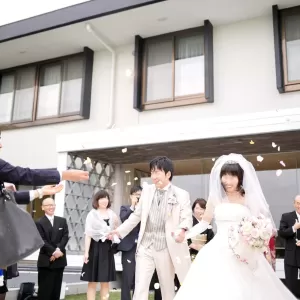 結婚式のサプライズ！新郎から男性ゲストへの熱いブーケトス -大阪フラワー教室Sion-のサムネイル